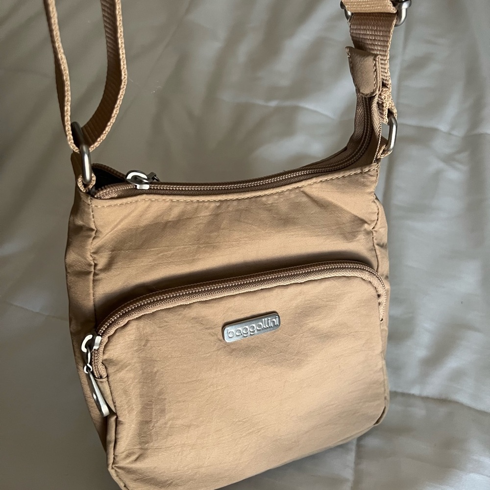 Baggallini tan crossbody purse